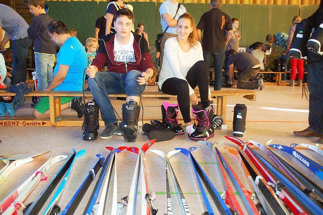 An- und ausziehen im Akkord: Besucher gingen beim Skibasar auf Schnppchenjagd.   | Foto: Petra Wunderle