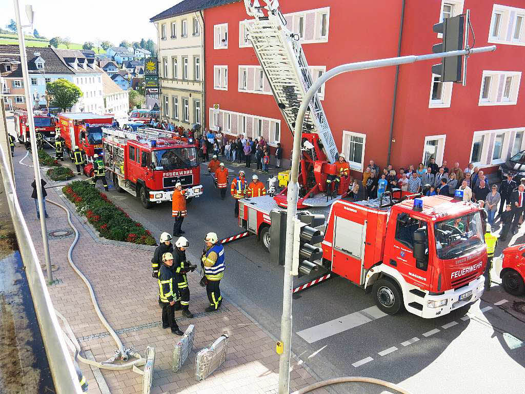 bungsobjekt bei der traditionellen Chilbiprobe der Bonndorfer Feuerwehr war in diesem Jahr das Sparkassengebude. Zahlreiche Zuschauer verfolgten das Geschehen gespannt mit. 