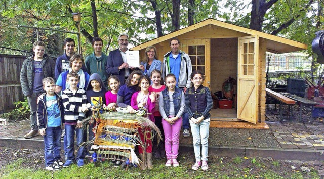 Bernard Schneider (M.)und  Anita Bsdur...r Garten-AG vor dem neuen Gartenhaus.   | Foto: Julia Trauden