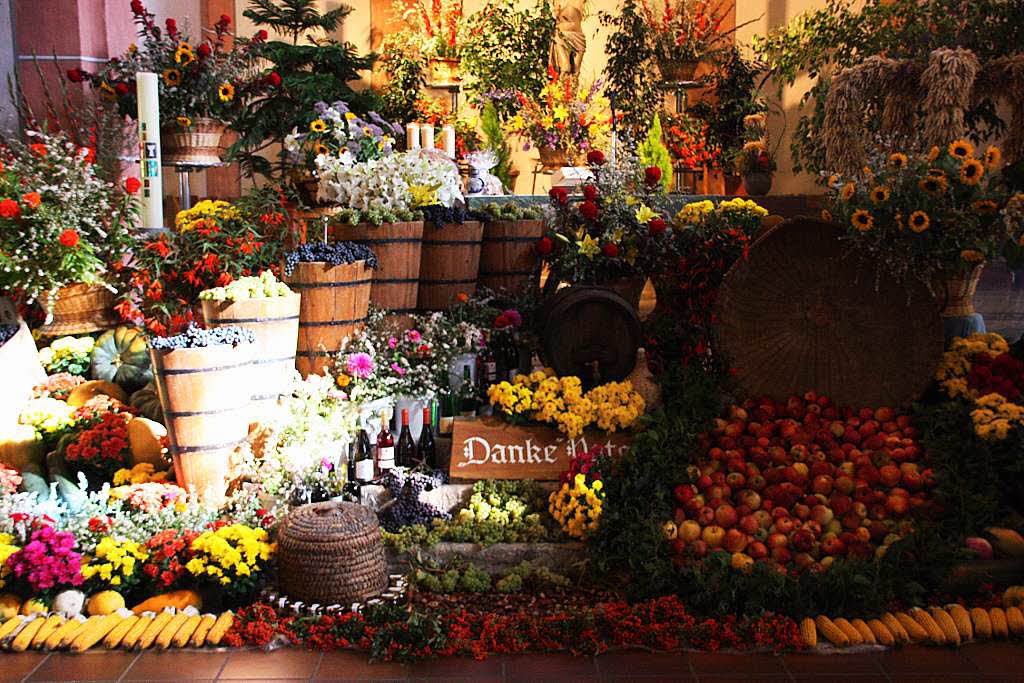 Der Altar in der Ihringer Kirche wurde anlsslich des  Herbstausklangs wieder liebevoll geschmckt.