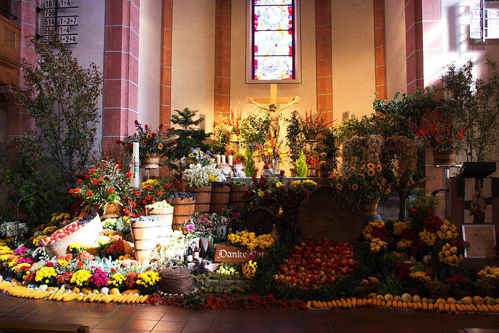 Der Altar in der Ihringer Kirche wurde anlsslich des  Herbstausklangs wieder liebevoll geschmckt.