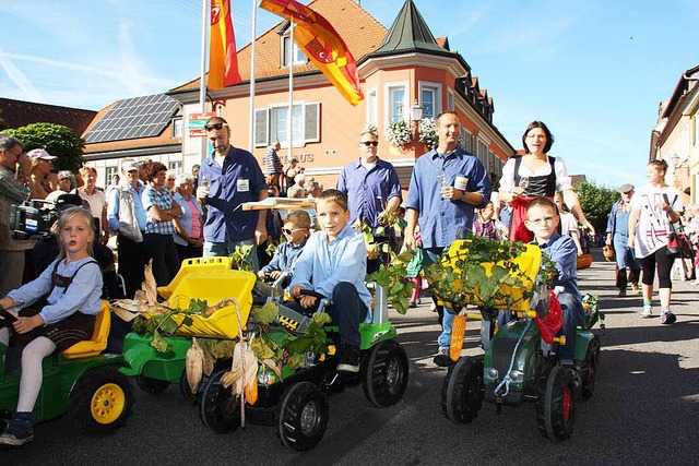 Kleine und groe Winzer zogen beim Ihr...mit geschmckten Wagen durch das Dorf.  | Foto: Christine Aniol