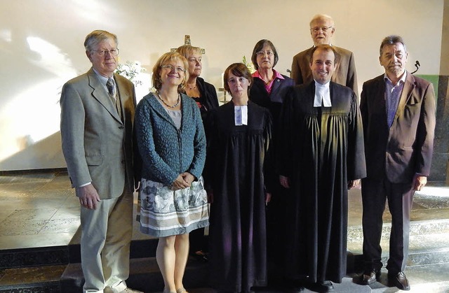 Therese Wagner  wurde als Pfarrerin im... und umrahmt vom Kirchengemeinderat).   | Foto: Sylvia Timm