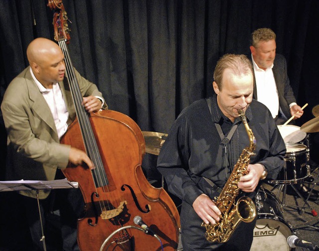Der Altsaxophonist George Robert spiel...hlagzeuger Jeff Hamilton im Jazztone.   | Foto: Mink