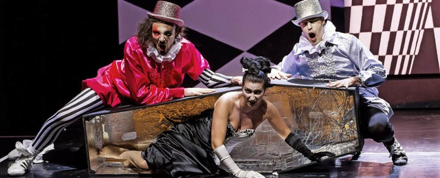 Oper: Drei Rtsel. Michael MacKinnon (..., Ljiljana Winkler (Frau Knochen) v.l.  | Foto: Sebastian Dsenberg