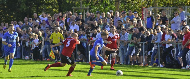 Voll war&#8217;s am Sonntag im Grtt: ...ll) wird von Sergej Triller bedrngt.   | Foto: uwe Rogowski