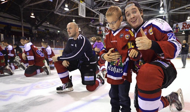 Alles gut: Jakub Wiecki hlt  EHC-Fan Fabian Kirn im Arm.   | Foto: Seeger