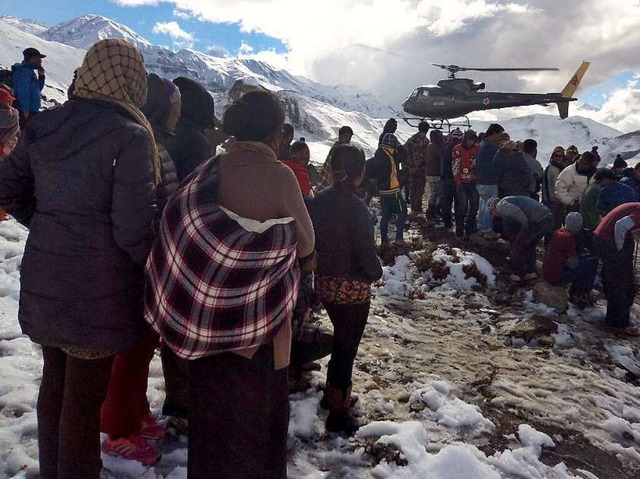 Ein Hubschrauber der nepalesischen Arm...mmt Opfern des Schneesturms zu Hilfe.   | Foto: AFP/Nepal Army