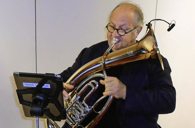 Koch, Buchautor und Musiker: Starkoch ...ng in Herbolzheim auch zum Tenorhorn.   | Foto: Simon Tenz