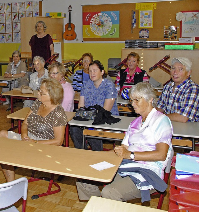 Die Schulbank mussten die Teilnehmer d... Schulgeschichte noch einmal drcken.   | Foto: SEDLAK