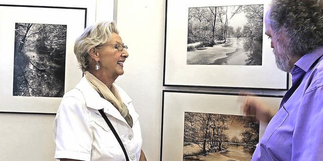 Malerin Doris Wollandt im Gesprch mit Karl-Heinz Debacher   | Foto: Decoux-Kone