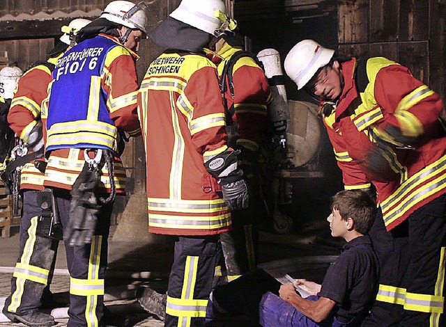 Die Feuerwehr rettet einen &#8222;Verl...; aus dem verqualmten konomiegebude.  | Foto: cremer