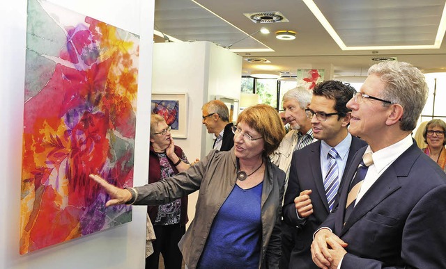 Renate Henninger erlutert dem Lahrer ...Wolfgang Mller (rechts) ihre Kunst.    | Foto: Axel Fleig