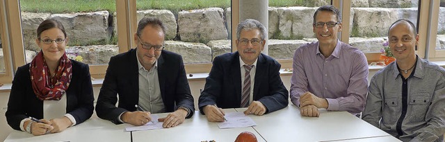 Die Vereinbarung einer Bildungspartner...und Cornelius Neichel unterschrieben.   | Foto: Eberhard Weiss