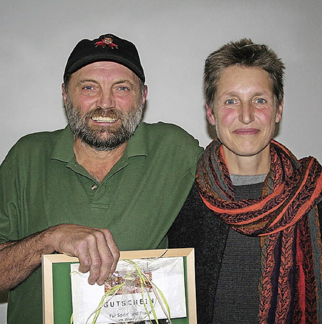 Helmut Schwarz wurde von Barbara Kusz ...hrige Ortschaftsratsmitarbeit geehrt.   | Foto: Heiss