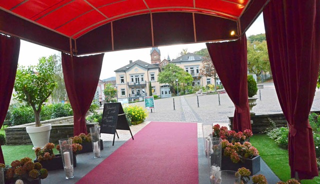 Autoren und Gsten wird der rote Teppich bereitet: Blick aus dem Hotel Rmerbad   | Foto: Victoria Langelott