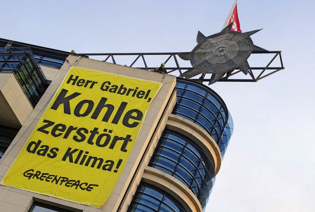 Der SPD aufs Dach gestiegen: Greenpeac...n auf dem Willy-Brandt-Haus in Berlin.  | Foto: dpa