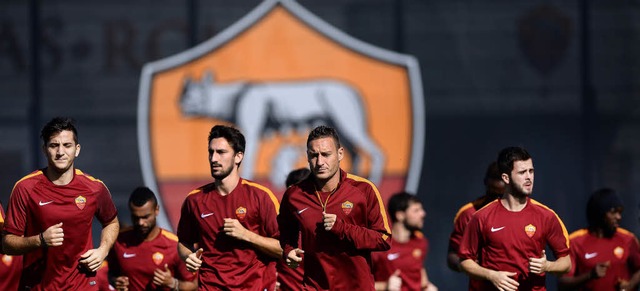 Francesco Totti (Vierter von links) is...m Vereinswappen  in vorderster Reihe.   | Foto: AFP