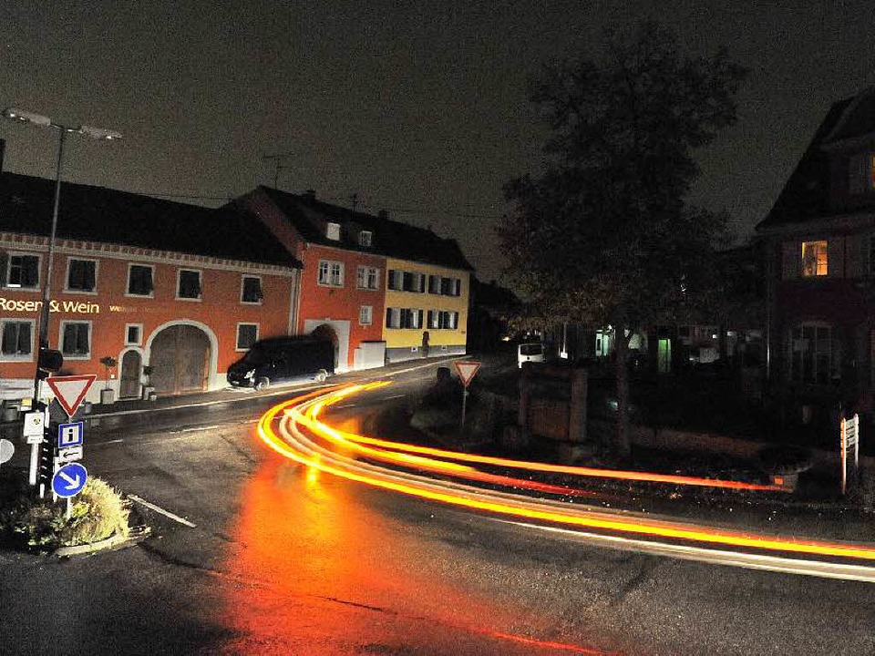 Dunkle Straen und dunkle Fenster: Bah... des Stromausfalls am Montagabend. und  | Foto: Zimmermann