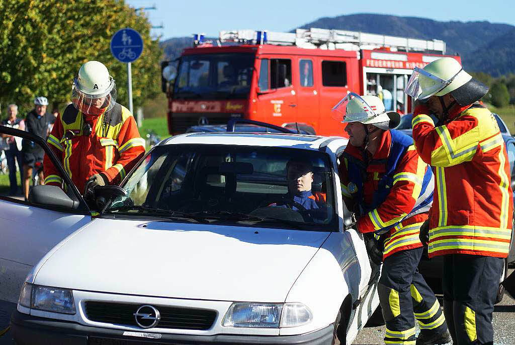 Ein auf der Seite liegender Bus: Die Kinder darin warten, ebenso wie ein eingeklemmter Autofahrer, auf die technische Hilfe der Wehr.