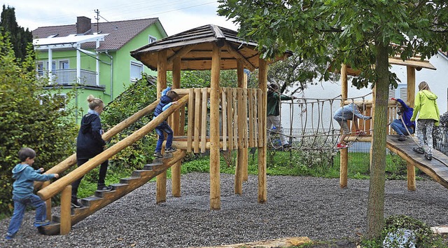 Nach der Freigabe erstrmten die Kinder die neue Kletterburg.  | Foto: Rut