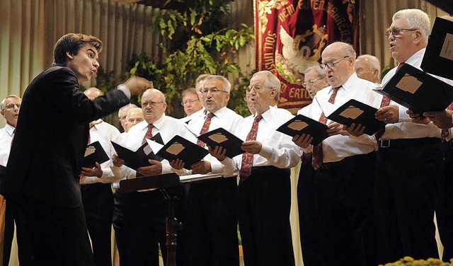 Beim Singen macht das Alter keine Unte... ebenso wie ihr 20-jhriger Dirigent.   | Foto: wolfgang knstle