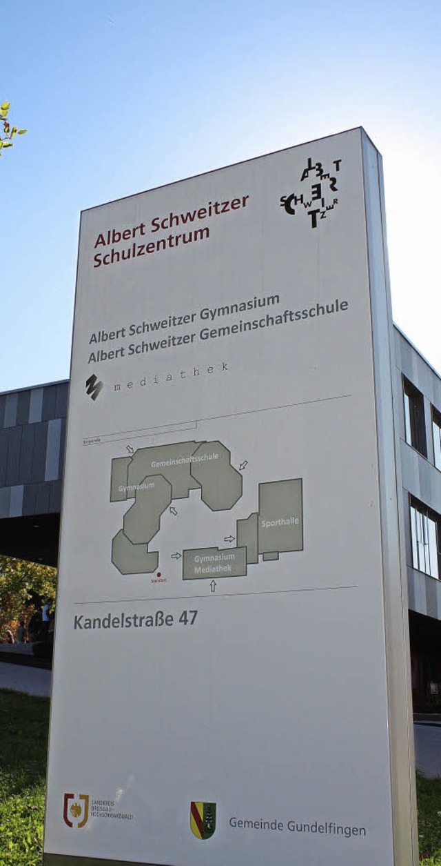 An der Stele vor dem Schulzentrum pran...lbert-Schweitzer-Gemeinschaftsschule.   | Foto: Gabriele Fssler