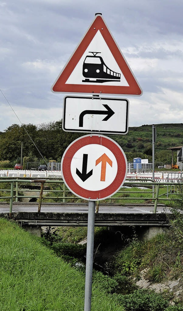 Die Beschilderung am Bahnbergang Glnzerweg ist zum Teil unbersichtlich.   | Foto: kricheldorff