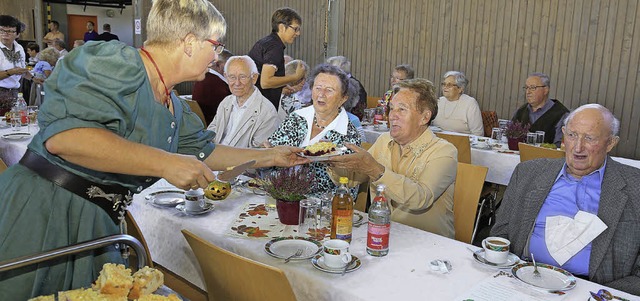 Es gibt auch Kaffee und Kuchen fr die Senioren.   | Foto: Sandra Decoux-Kone