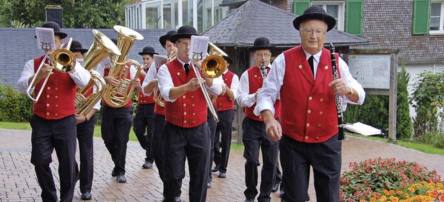 Der Musikverein Titisee-Jostal zieht a...ieder spielend durch die Seegemeinde.   | Foto: Peter Stellmach
