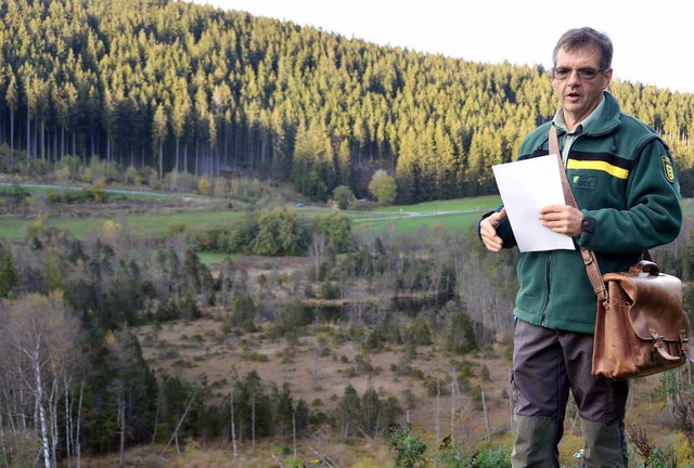 Revierleiter Andreas Schellbach am neu...im Waldbegang von den Gemeinderten.    | Foto: Ralf Morys