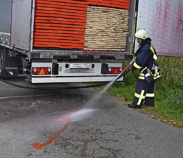 Die Feuerwehr beseitigt die ungefhrliche Lauge   | Foto: Kamera 24