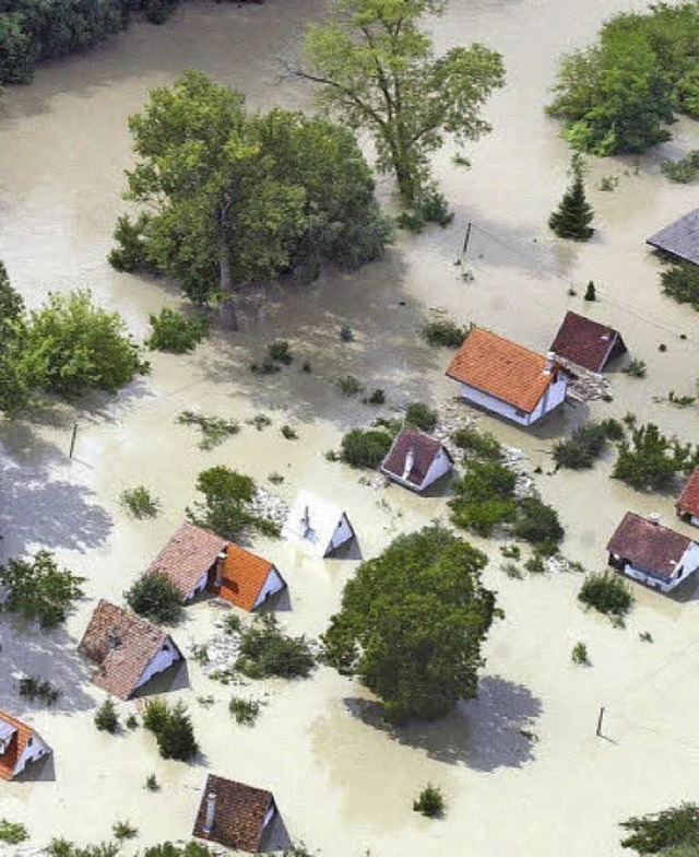 So berschwemmte die Donau 2002 Bratis...wassergefhrdeten Gebieten vorbeugen.   | Foto: archivfoto: pavel neubauer (dpa)