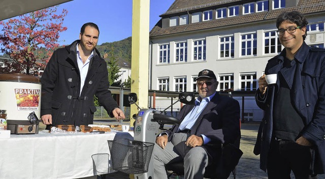 Salvatore Carruba (links) im Wahlkampf...em Besucher auf dem Brenfelsschulhof   | Foto: Martin Eckert