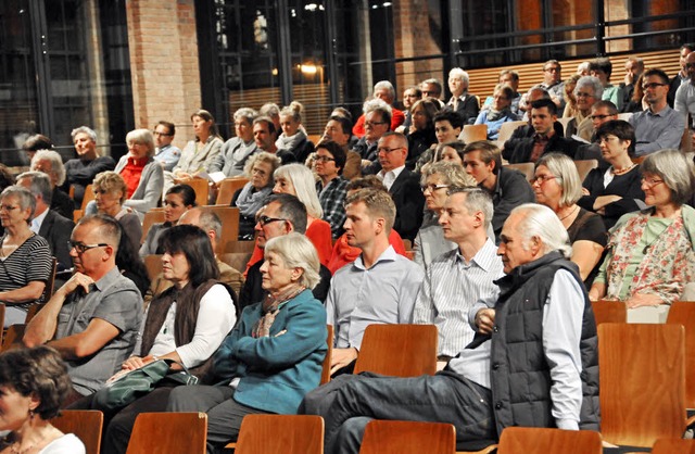 rund 120 Besucher verfolgen in der Rei...e der Einkaufcenter-Entwickler geht.    | Foto: Seller