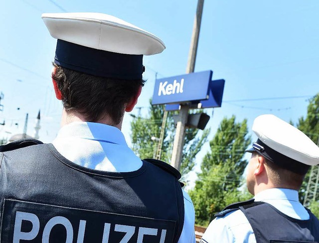 Zwei Bundespolizisten   auf dem Bahnhof Kehl  auf Streife.  | Foto: dpa