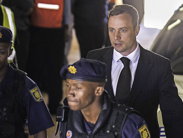 Oscar Pistorius auf dem Weg zum  Landg...r 2013 seine Freundin Reeva Steenkamp.  | Foto: dpa