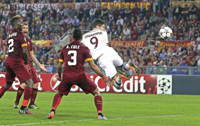 Robert Lewandowski hebt ab und trifft zum 3:0  fr die Bayern in Rom.   | Foto: dpa