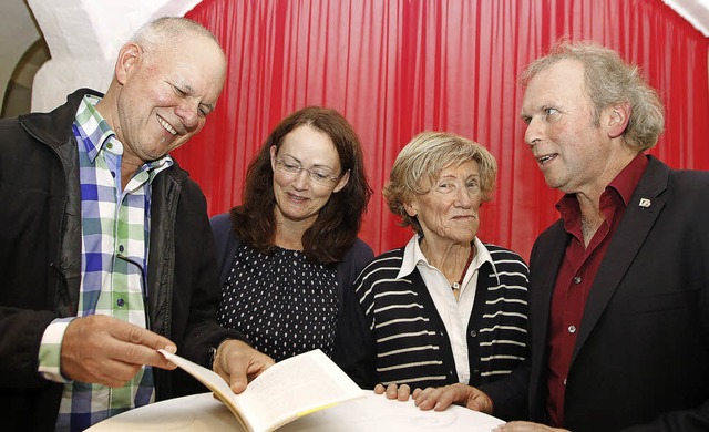 Aus ihrem Leben erzhlen:  Heinz Siebo... Frigge moderiert (Zweite von links).   | Foto: Heidi Fssel