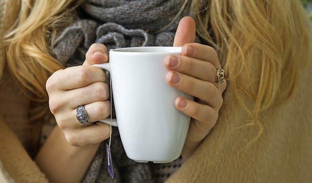 Abwarten und Tee trinken, bis es einem...Derzeit sind viele Menschen erkltet.   | Foto: dpa