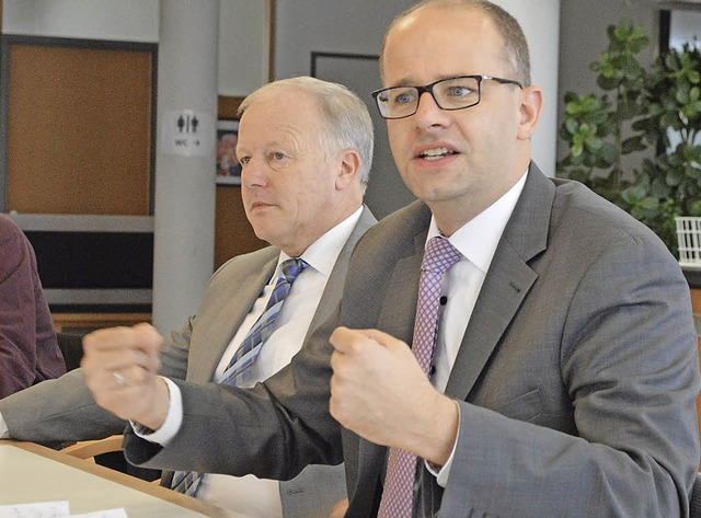 Michael Brand sprach und diskutierte a...CDU-Bundestagsabgeordneten Peter Wei.  | Foto: Sebastian Heilemann