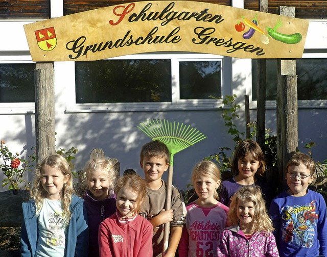 Schulputzaktion in Gresgen: Kinder vor ihrem Schulgarten   | Foto: Grether