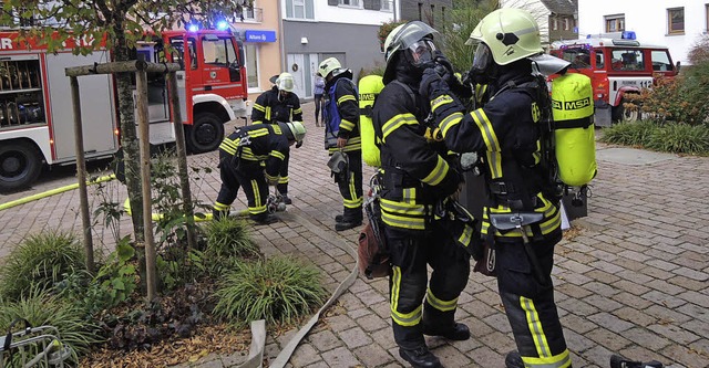 Die Ausrstung mit Atemschutz gehrt zum bungsszenario.  | Foto: K. meier