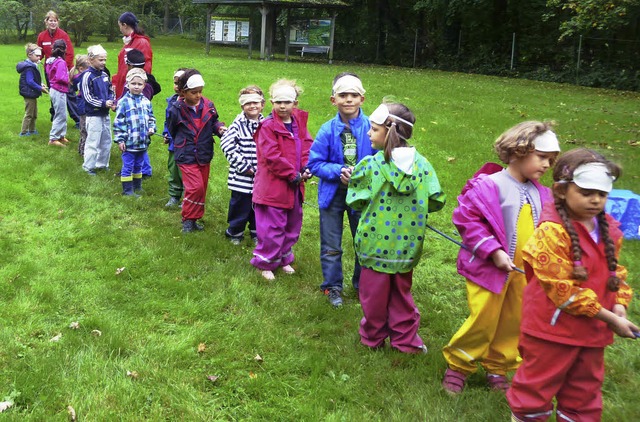 Die Kinder des Haltinger Kindergartens...SC Saint Louis trafen sich beim Truz.   | Foto: zVg