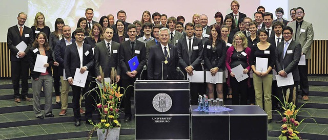 Zahlreiche Preise hat Uni-Rektor Hans-...nung des Akademischen Jahres vergeben.  | Foto: Thomas Kunz