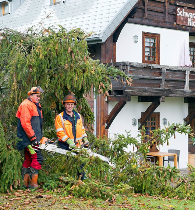 In Holzschlag blies der Sturm einen st... neben dem Gasthaus zu Boden krachte.   | Foto: Scheu