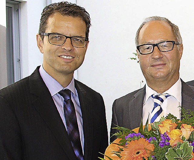 Peter Rottenecker (links)  gratuliert  Otto Weber.   | Foto: Volksbank
