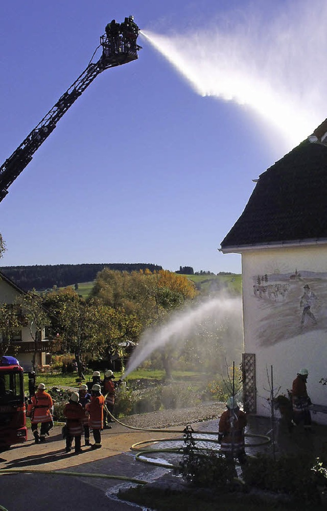 Auch die Drehleiter war im Einsatz.  | Foto: Cornelia Selz