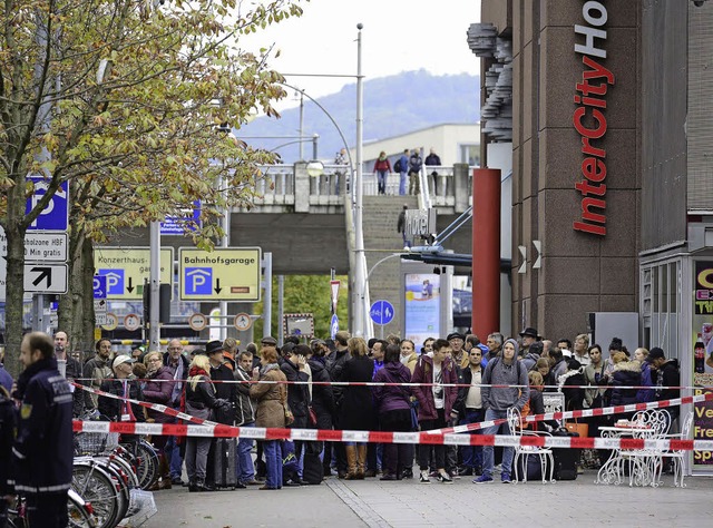 Hunderte von Menschen beobachteten nac...er Bahnhofsgebude den Polizeieinsatz.  | Foto: Ingo Schneider