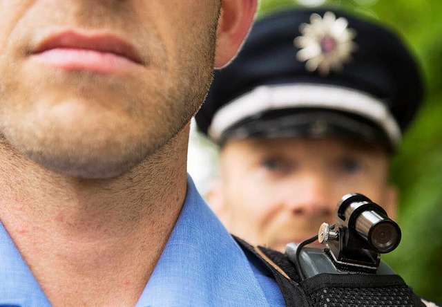 &#8222;Body-Cam&#8220; heien die  Vid...ftig auf der Schulter tragen knnten.   | Foto: dpa